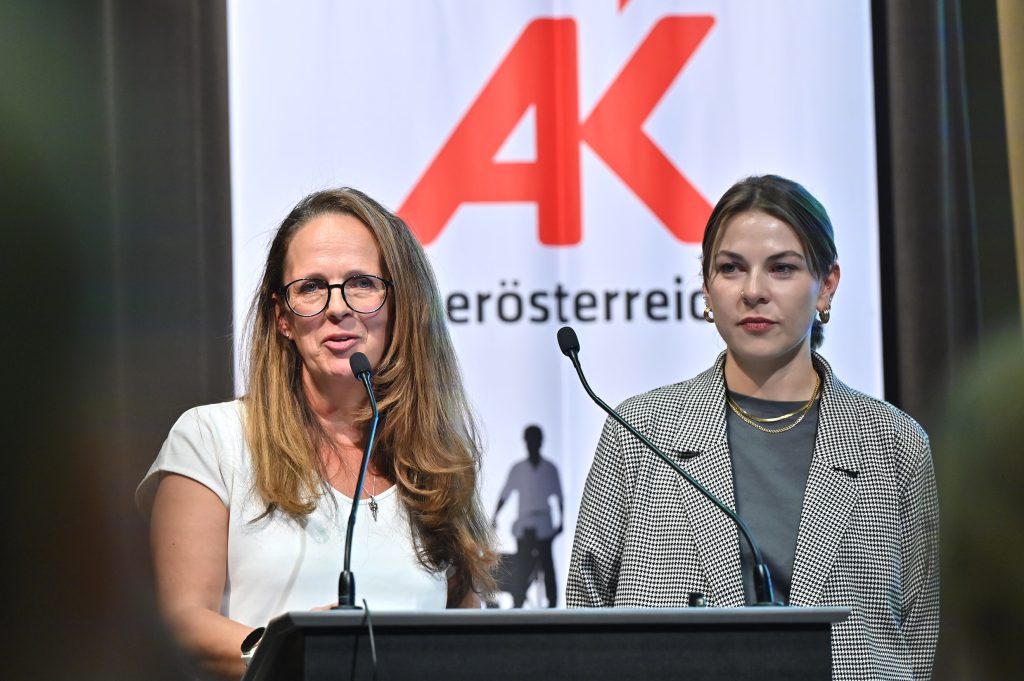 Karin Ortner und Dora Jandl präsentierten die Umfrageergebnisse bei der Jubiläumsfeier des Blogs "Arbeiten und Studieren" am 09.11.2023 in der AK Oberösterreich.